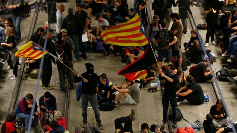 Σε 51 συλλήψεις προχώρησε η αστυνομία μετά τα βίαια επεισόδια στην Καταλονία