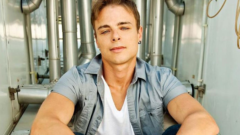 Ο Νίκος Μίχας έγινε μπαμπάς – Η πρώτη φωτογραφία με τη νεογέννητη κόρη του