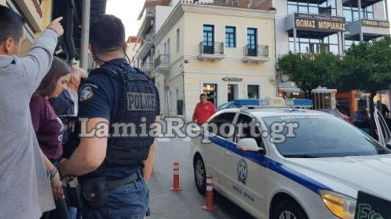 Aναστάτωση στη Λαμία όταν άγνωστοι πέταξαν πέτρες σε θαμώνες καφετέριας