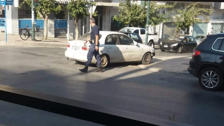 Ηράκλειο: Αυτοκίνητο έπεσε πάνω σε φανάρι