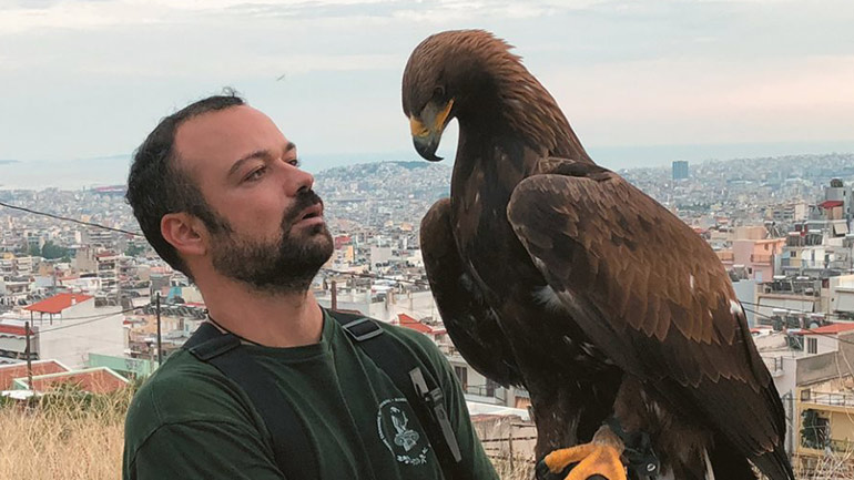 Ο Σταύρος Αθανασίου, ο άνθρωπος που καταρρίπτει drones με γεράκια, ανοίγει τα χαρτιά του