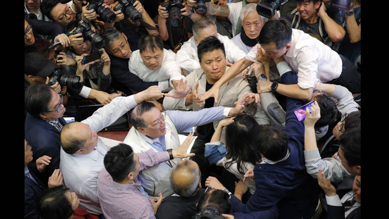 Ένταση στη βουλή του Χονγκ Κονγκ κατά την ετήσια ομιλία της Κάρι Λαμ