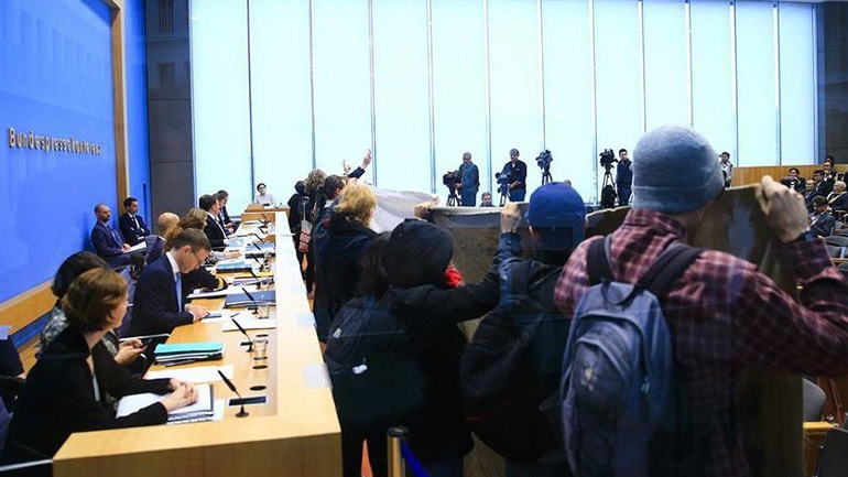 Γερμανία: Διαδηλωτές υπέρ των Κούρδων διέκοψαν το κυβερνητικό μπρίφινγκ