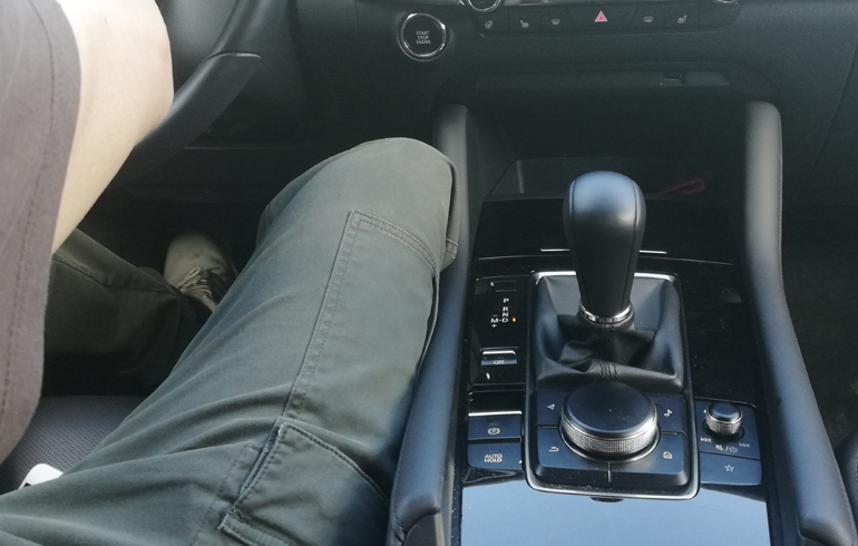 Το δέρμα στο τούνελ της κονσόλας στο ύψος του γονάτου αποδεικνύει την προσοχή που έχουν δείξει οι Ιάπωνες στην παραμικρή λεπτομέρεια