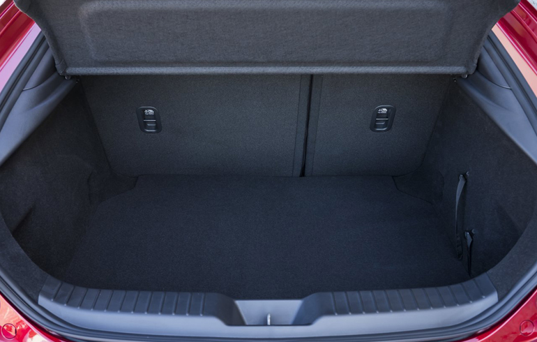 Στο πορτμπαγκάζ χωράνε με άνεση τέσσερις αποσκευές 