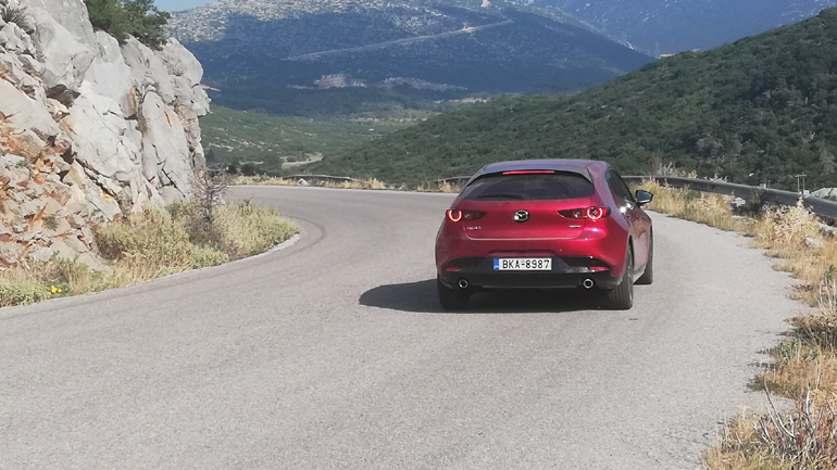 Σε δρόμο με στροφές όπως αυτές στον Ελικώνα το ευχαριστιέσαι στο έπακρο