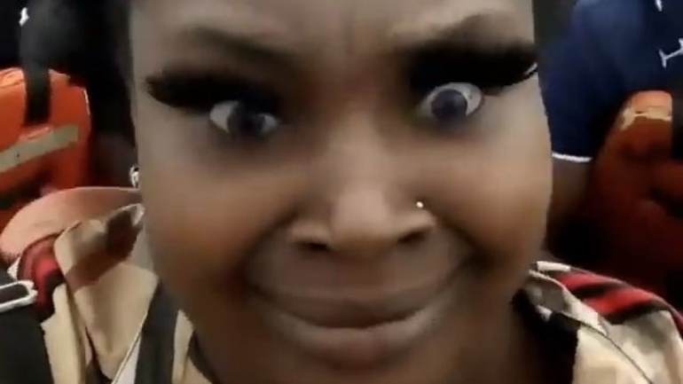 Με ψεύτικες βλεφαρίδες σε ένα ταχύπλοο σκάφος