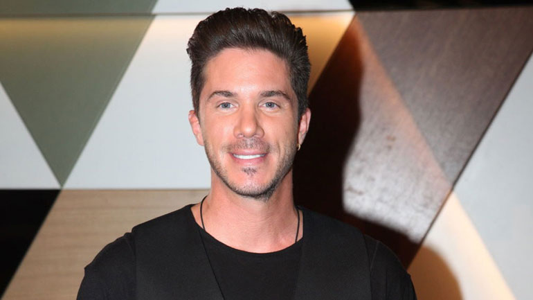 Νίκος Οικονομόπουλος: «Αλλάζω σταθμό όταν ακούω τα τραγούδια μου στο ραδιόφωνο»