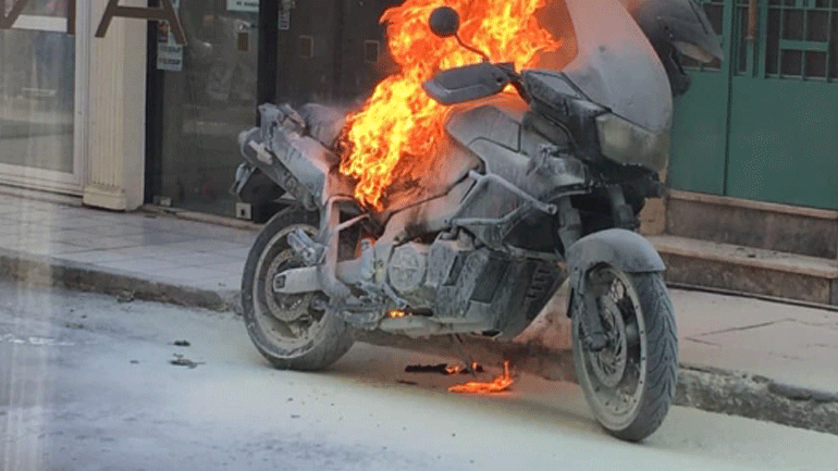 Μηχανή άρπαξε φωτιά στο κέντρο του Ηρακλείου