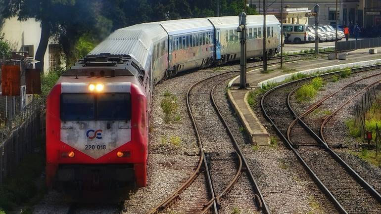 Αμαξοστοιχία παρέσυρε αγροτικό αυτοκίνητο