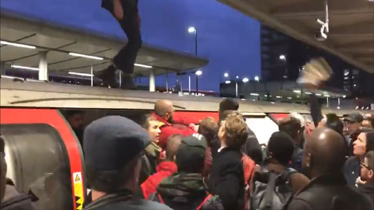 Διαδηλωτές κατά των κλιματικών αλλαγών διέκοψαν τη λειτουργία σιδηροδρομικών υπηρεσιών στο Λονδίνο