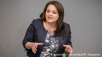  Η Σέβιμ Ντάγκντελεν, αντιπρόεδρος της Κ.Ο. του κόμματος η Αριστερά, έκανε λόγο για «πολιτική του θεαθήναι»