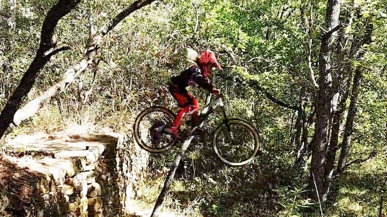 Μια 7χρονη ποδηλάτισσα παραδίδει μαθήματα style