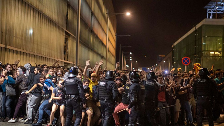 Εκτεταμένα επεισόδια στη Βαρκελώνη μετά την πορεία εναντίον της καταδίκης των Καταλανών πολιτικών