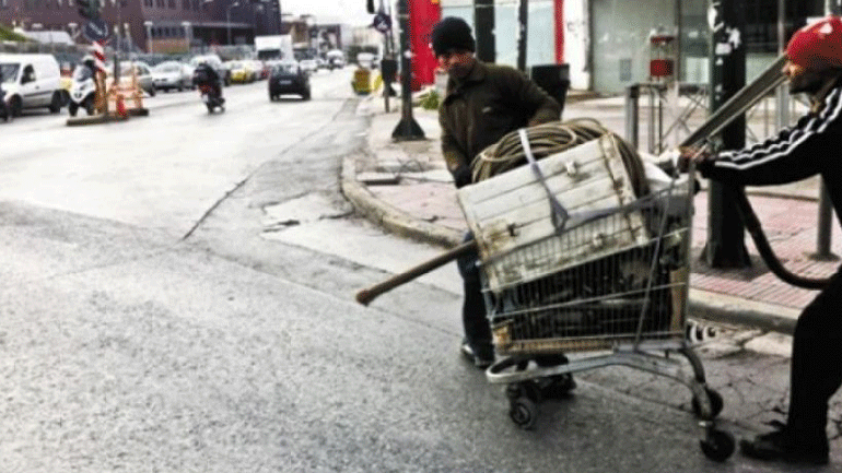 Θεσσαλονίκη: Συνελήφθησαν τέσσερα άτομα που έκλεβαν ανακυκλώσιμα υλικά