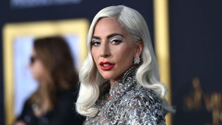 Η Lady Gaga έπεσε από τη σκηνή σε συναυλία της στο Las Vegas