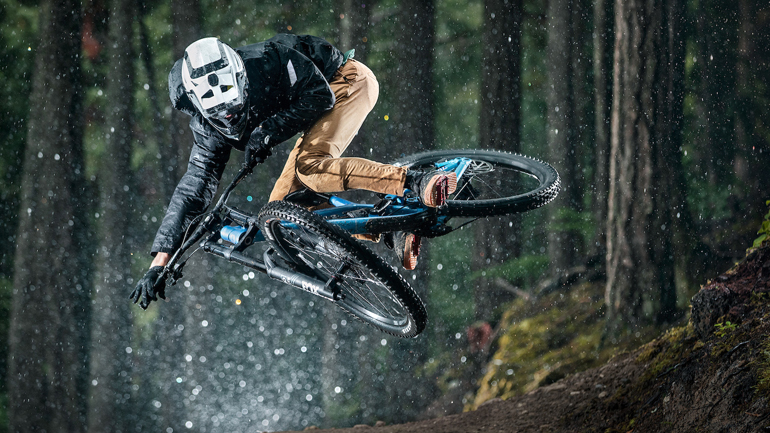 Απίστευτο βίντεο & φωτογραφίες: Ποδηλάτες σε μοναδικά μέρη