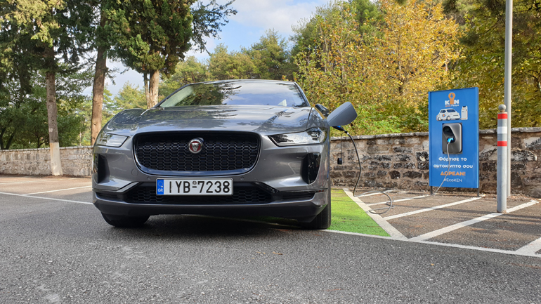 Σε αρκετά σημεία ανά την Ελλάδα υπάρχει και δωρεάν φόρτιση ηλεκτρικών αυτοκινήτων (η φωτογραφία είναι από την Φρόντζου Πολιτεία στα Ιωάννινα) 