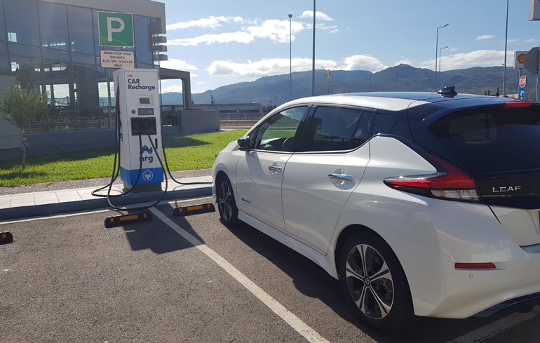 Σε ένα πρατήριο υγρών καυσίμων με ταχυφορτιστές η χρέωση είναι μεγαλύτερη απ' ότι στο... σπίτι