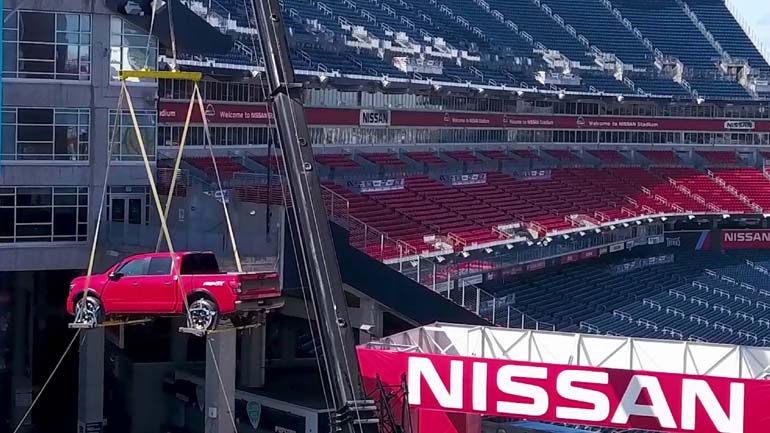 Τοποθέτησαν αυτοκίνητο στην οροφή σταδίου