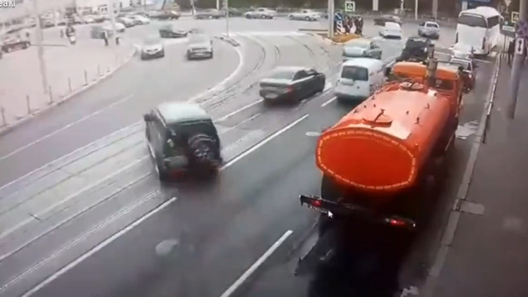 Πήγε να ξεπαρκάρει και προκάλεσε χάος! Πήγε να ξεπαρκάρει και προκάλεσε χάος!