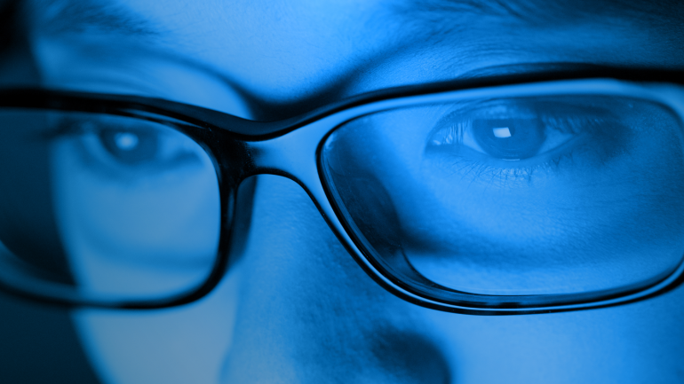 Μπορεί η έκθεση στο μπλε φως  να επιταχύνει τη γήρανση, ακόμη και αν δεν φτάνει στα μάτια;