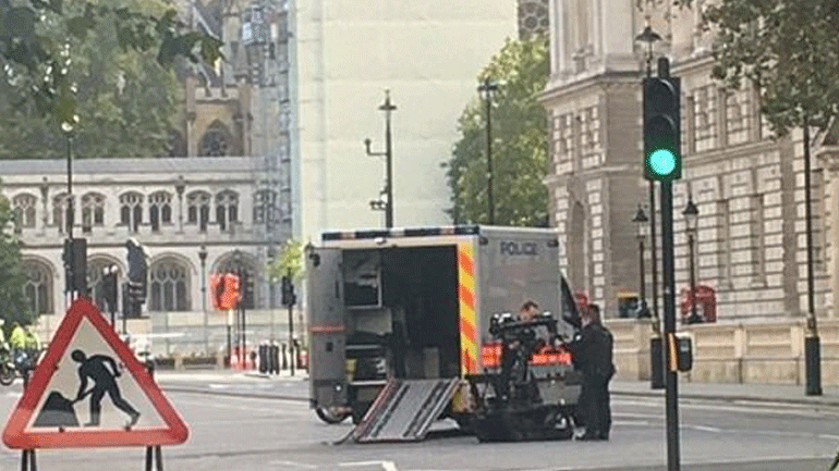Συναγερμός στη Βρετανία για ύποπτο πακέτο κοντά στο κοινοβούλιο