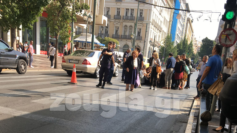 Τροχαίο ατύχημα στην Αθήνα: Μηχανή παρέσυρε γυναίκα