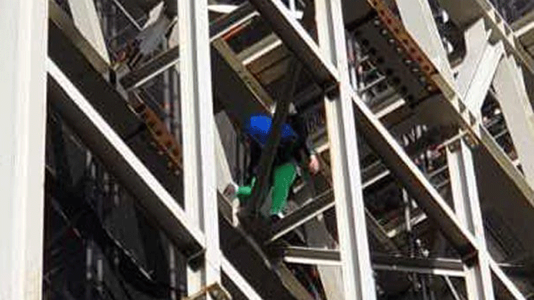 Βρετανία: Διαδηλωτής σκαρφάλωσε στο Μπιγκ Μπεν ντυμένος Μπόρις Τζόνσον