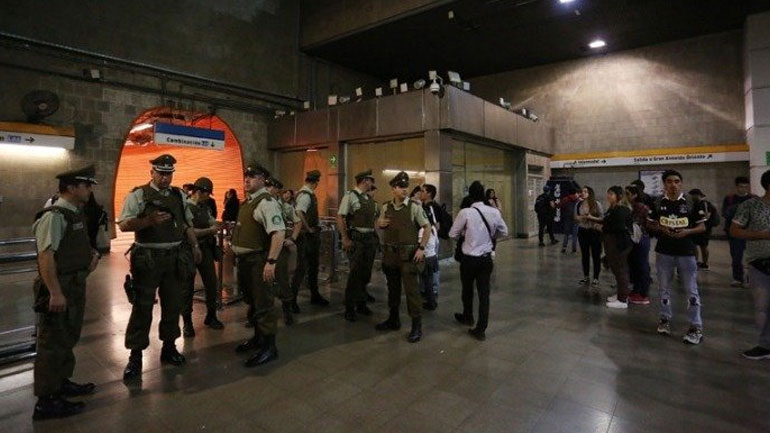 Σε κατάσταση έκτακτης ανάγκης το Σαντιάγο μετά τις ταραχές για την αύξηση της τιμής του εισιτηρίου του μετρό