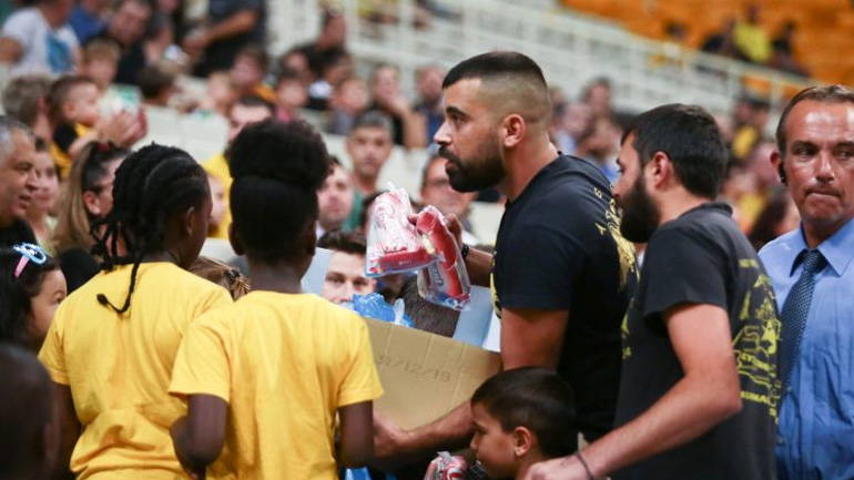 Η ΑΕΚ μοίρασε τρόφιμα σε προσφυγόπουλα στο κλειστό του ΟΑΚΑ!