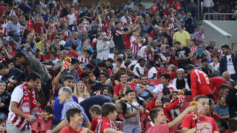 Ολυμπιακός: «Έβρεξε» κουκλάκια στις εξέδρες του «Γ. Καραϊσκάκης»