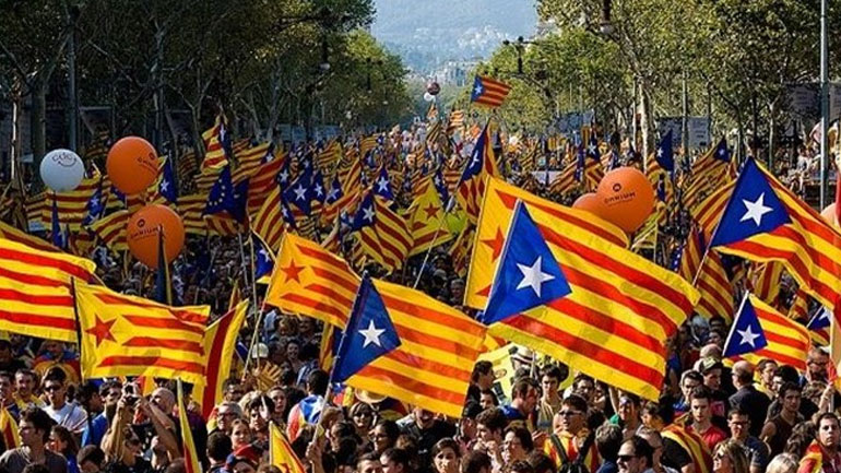 Ο πρωθυπουργός της Ισπανίας ζητά από τον Καταλανό ηγέτη να καταδικάσει τη βία