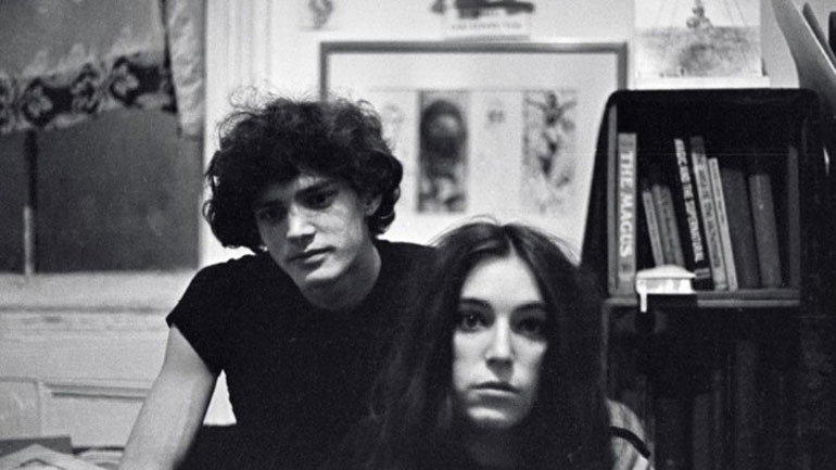 Ο Λόιντ Ζιφ φωτογραφίζει το νεαρό ζευγάρι Ρόμπερτ Μέιπλθορπ-Πάτι Σμιθ