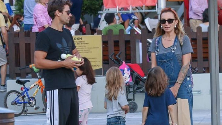 Ρούλα Ρέβη – Αποστόλης Τότσικας: Με τα παιδιά τους στην παιδική χαρά!