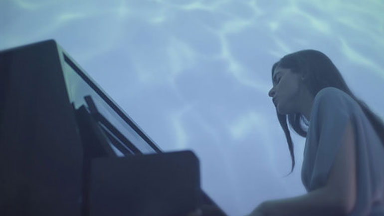 Η Άννα Κατσούλη στη μουσική σκηνή «ΜΑΚΑΡΙ»