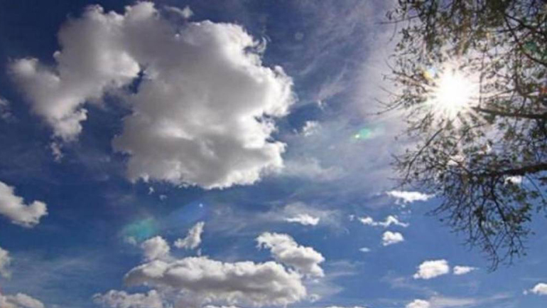 Κυριακή: Αραιές νεφώσεις και ασθενείς βροχές