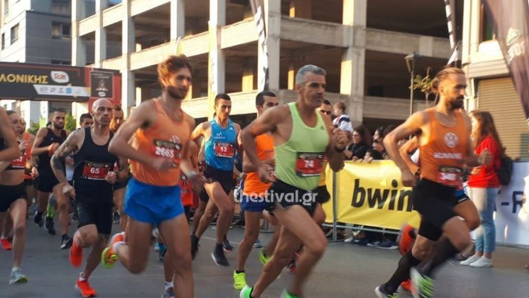 8ος Διεθνής Νυχτερινός Ημιμαραθώνιος: Πλημμύρισε από 20.000 δρομείς η Θεσσαλονίκη