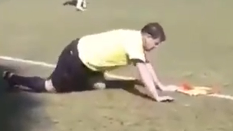 Επόπτης έκανε χρήση του… BAR και εμφανίστηκε λιώμα στο γήπεδο!