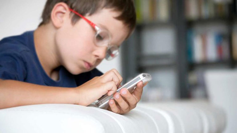Πώς μπορούν να παρέμβουν οι γονείς όταν τα παιδιά τους εθίζονται με τα κινητά;
