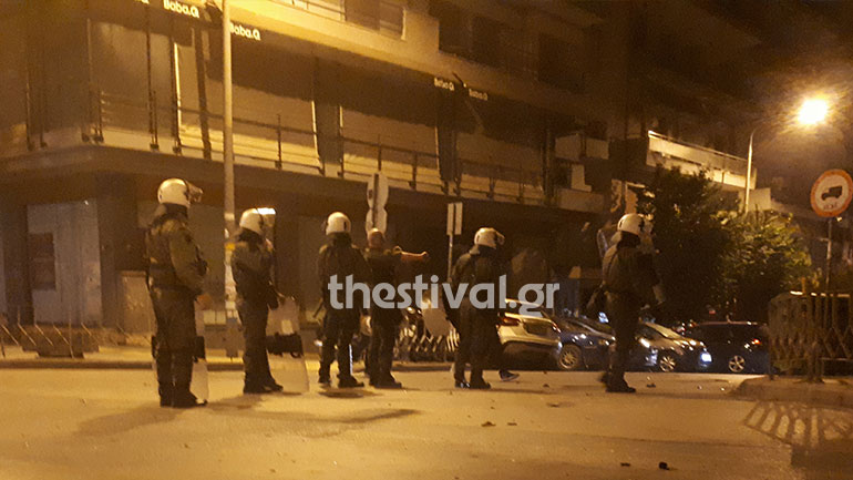 Θεσσαλονίκη: Άγνωστοι επιτέθηκαν με μολότοφ σε διμοιρία των ΜΑΤ και περιπολικό