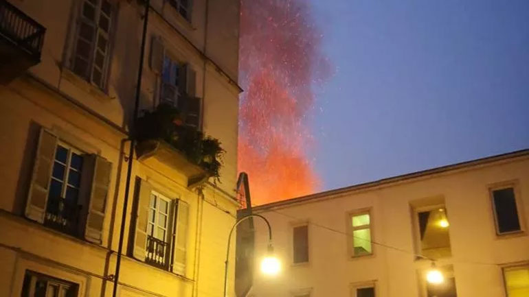 Μεγάλη πυρκαγιά  σε ιστορικό κτηριακό συγκρότημα στην Ιταλία