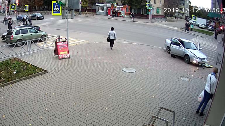 Γλύτωσε για εκατοστά! Γλύτωσε για εκατοστά!