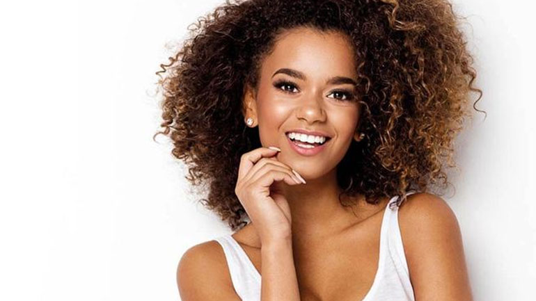 To trick για να τονίσετε τις βλεφαρίδες σας χωρίς να φαίνεται πως φοράτε mascara