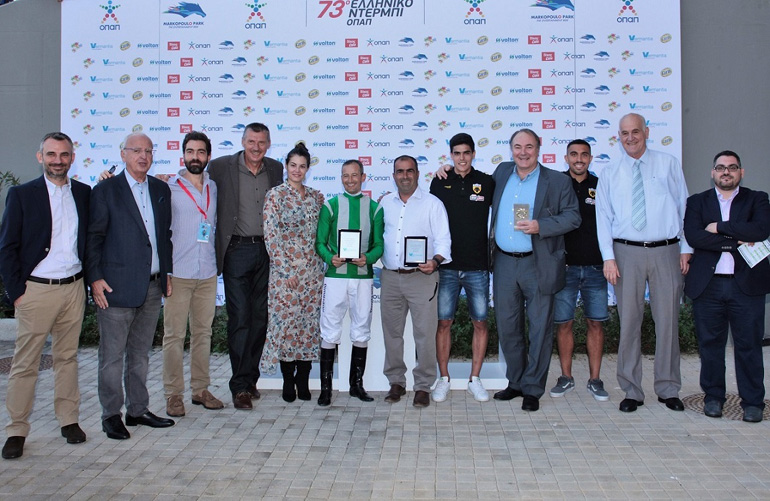 Ο Εκδότης της εφημερίδας Sportday, Tάσος Μπούρας, με τον Διευθύνοντα Σύμβουλο της Vermantia, Φίλιππο Αντωνόπουλο, τον πρώην ποδοσφαιριστή Γιόζεφ Βάντσικ, την Μαρία Κορινθίου, τον αναβάτη Παναγιώτη Δημητσάνη, τον προπονητή Χρήστο Κουβαρά και τα μέλη του Wolf Syndicate