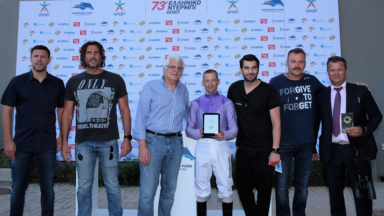 Ο πρώην διεθνής ποδοσφαιριστής Τάκης Φύσσας με τον υδατοσφαιριστη Κώστα Κοκκινάκη, τον Εκδότη της εφημερίδας Ελεύθερος Τύπος Δημήτρη Μπενέκο, τον αναβάτη Παναγιώτη Δημητσάνη, τους ηθοποιούς Μάνο Ιωάννου και Τόνυ Δημητρίου και τον εκπρόσωπο της ιδιοκτησίας Χρήστο Θεοδωράκη