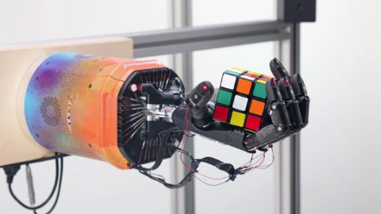 Με ένα χέρι, λύνει τον κύβο του Ρούμπικ σε 4 λεπτά