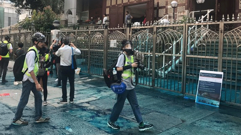 Χονγκ Κονγκ: Η αστυνομία ζήτησε συγγνώμη για την εκτόξευση μπλε μπογιάς σε τέμενος