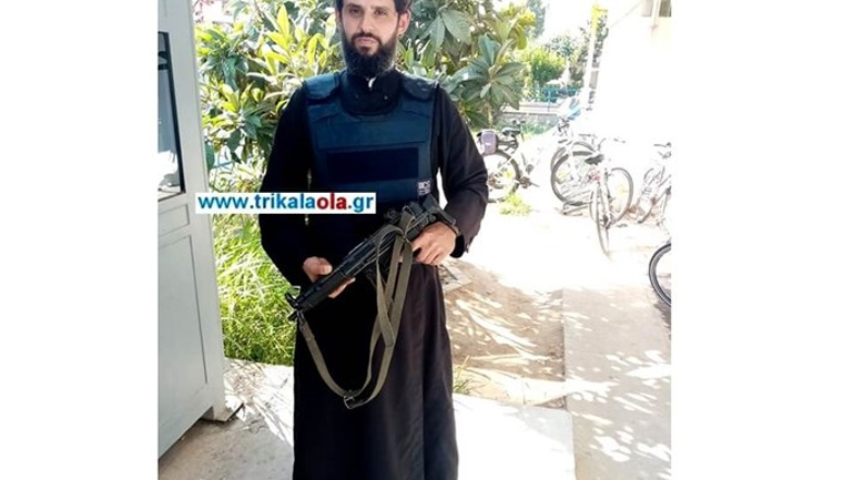 Παπάς – Αστυνομικός φυλάει σκοπιά με… όπλο