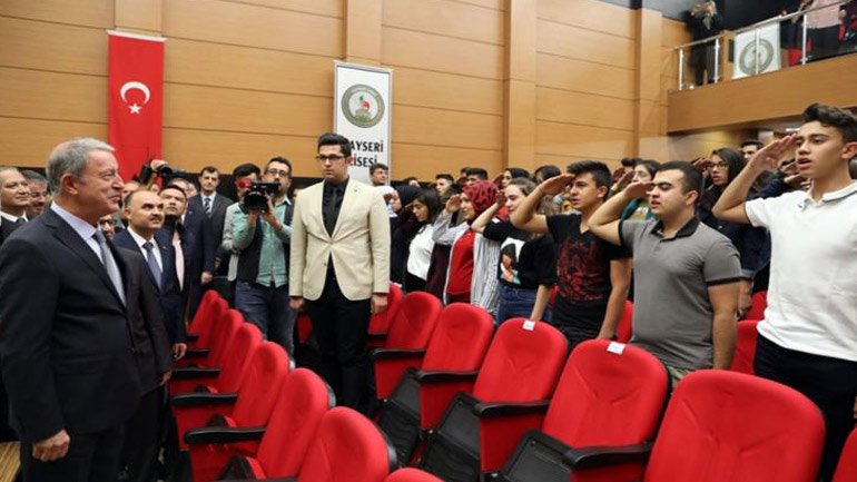 Έγινε μόδα στην Τουρκία: Μαθητές σχολείου χαιρέτησαν στρατιωτικά τον Ακάρ